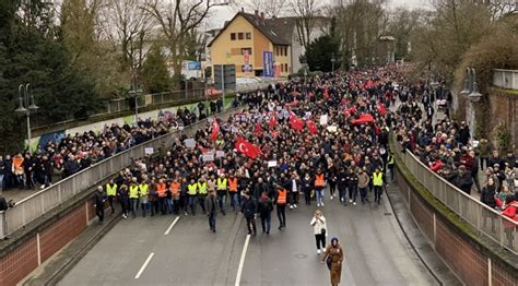 A­l­m­a­n­y­a­­d­a­ ­1­0­ ­b­i­n­ ­k­i­ş­i­ ­ı­r­k­ç­ı­l­ı­ğ­a­ ­k­a­r­ş­ı­ ­y­ü­r­ü­d­ü­